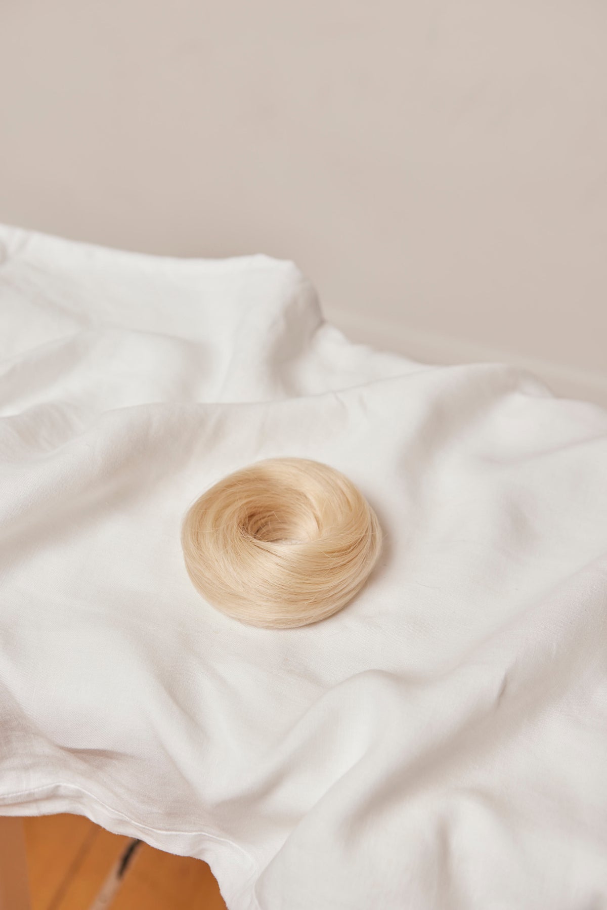 swatch:#60 Whitest Ash Blonde